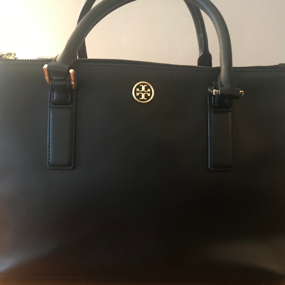 Tory Burch Robinson EW Bag in Black Saffiano